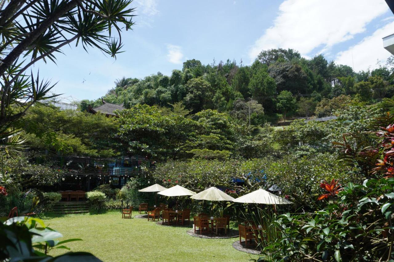 Rumah Stroberi Organic Farm & Family Lodge Lembang Exterior photo