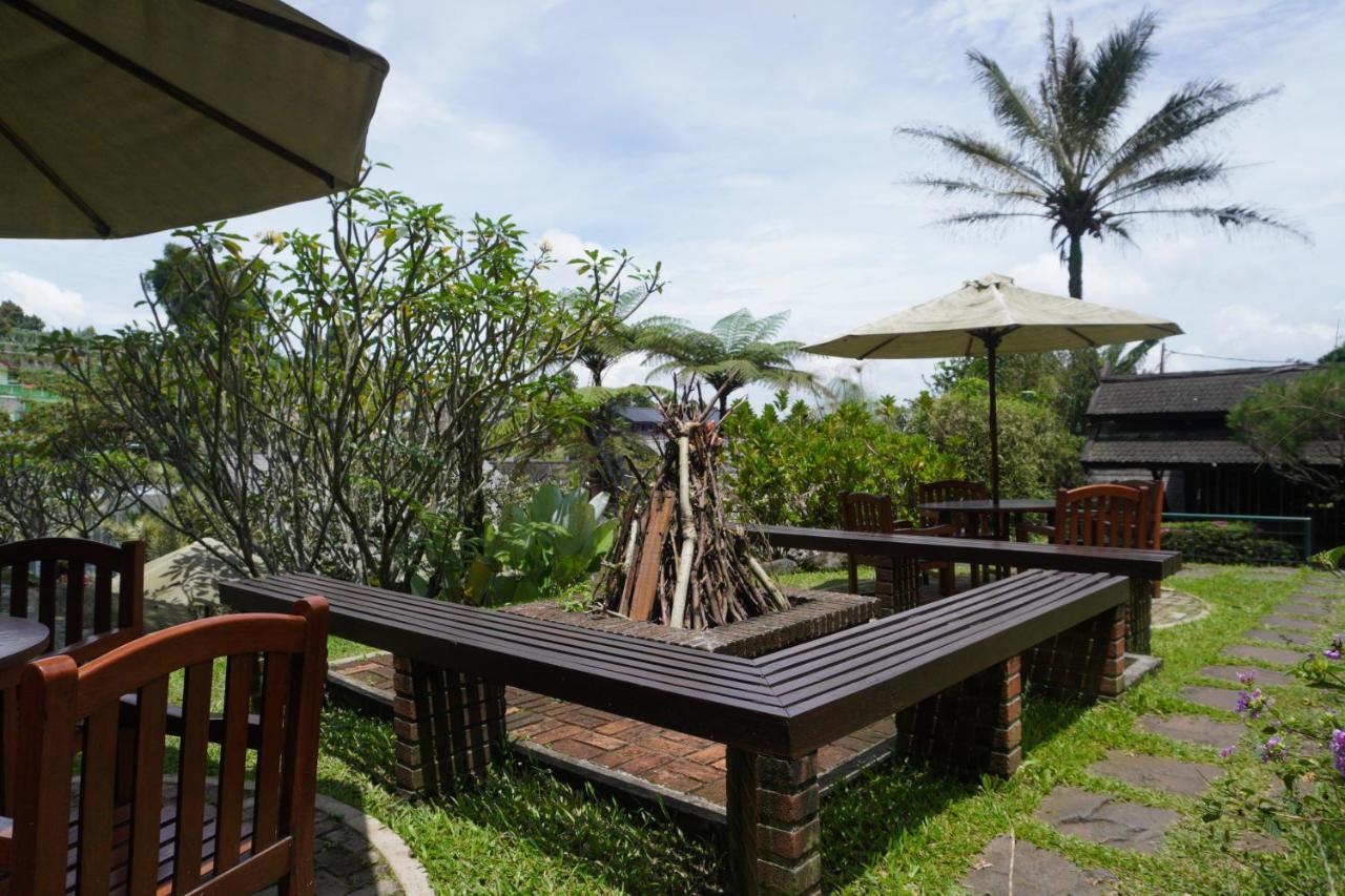 Rumah Stroberi Organic Farm & Family Lodge Lembang Exterior photo