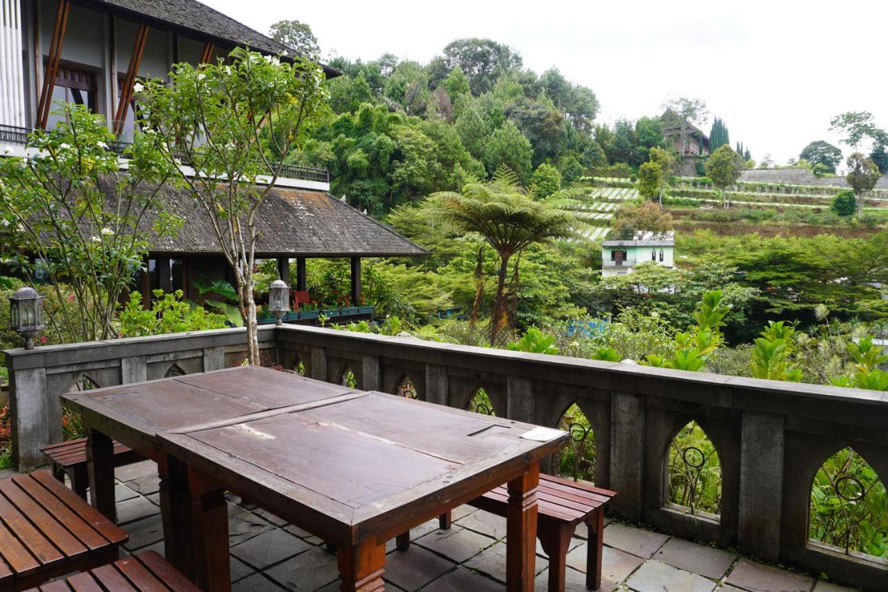 Rumah Stroberi Organic Farm & Family Lodge Lembang Exterior photo