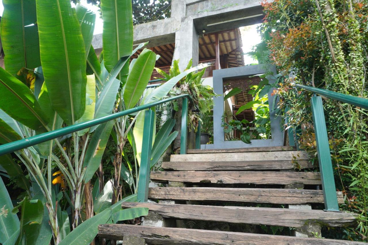 Rumah Stroberi Organic Farm & Family Lodge Lembang Exterior photo