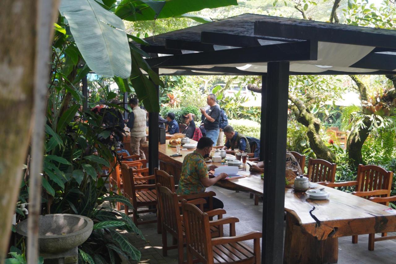 Rumah Stroberi Organic Farm & Family Lodge Lembang Exterior photo