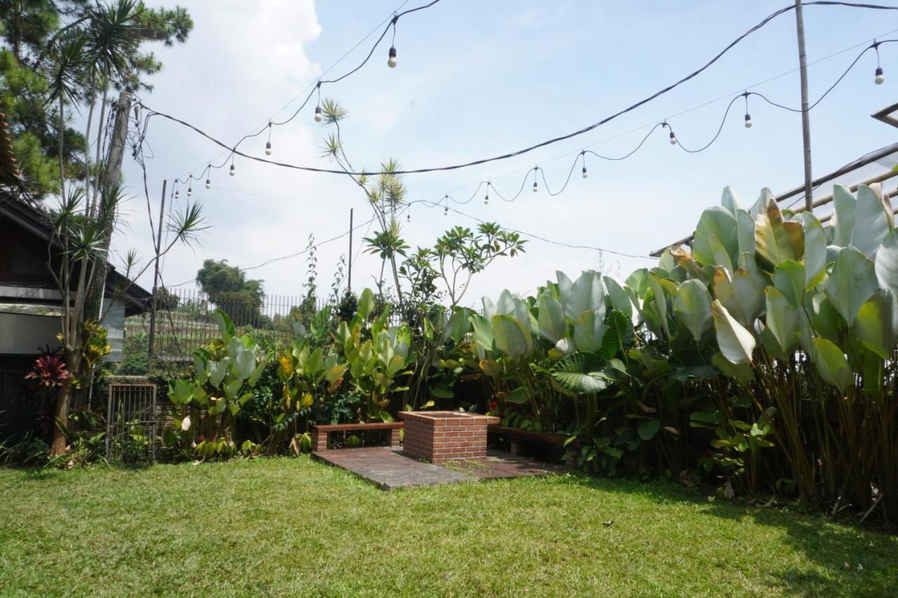Rumah Stroberi Organic Farm & Family Lodge Lembang Exterior photo