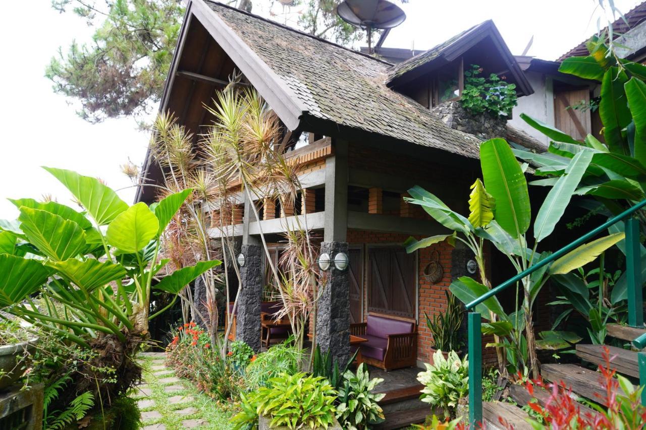 Rumah Stroberi Organic Farm & Family Lodge Lembang Exterior photo
