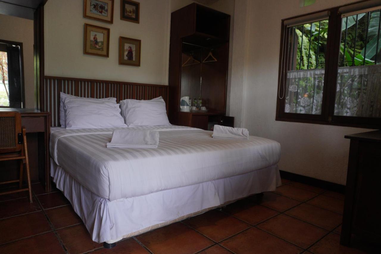 Rumah Stroberi Organic Farm & Family Lodge Lembang Exterior photo
