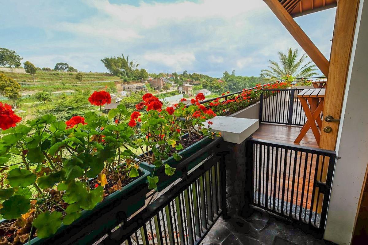 Rumah Stroberi Organic Farm & Family Lodge Lembang Exterior photo