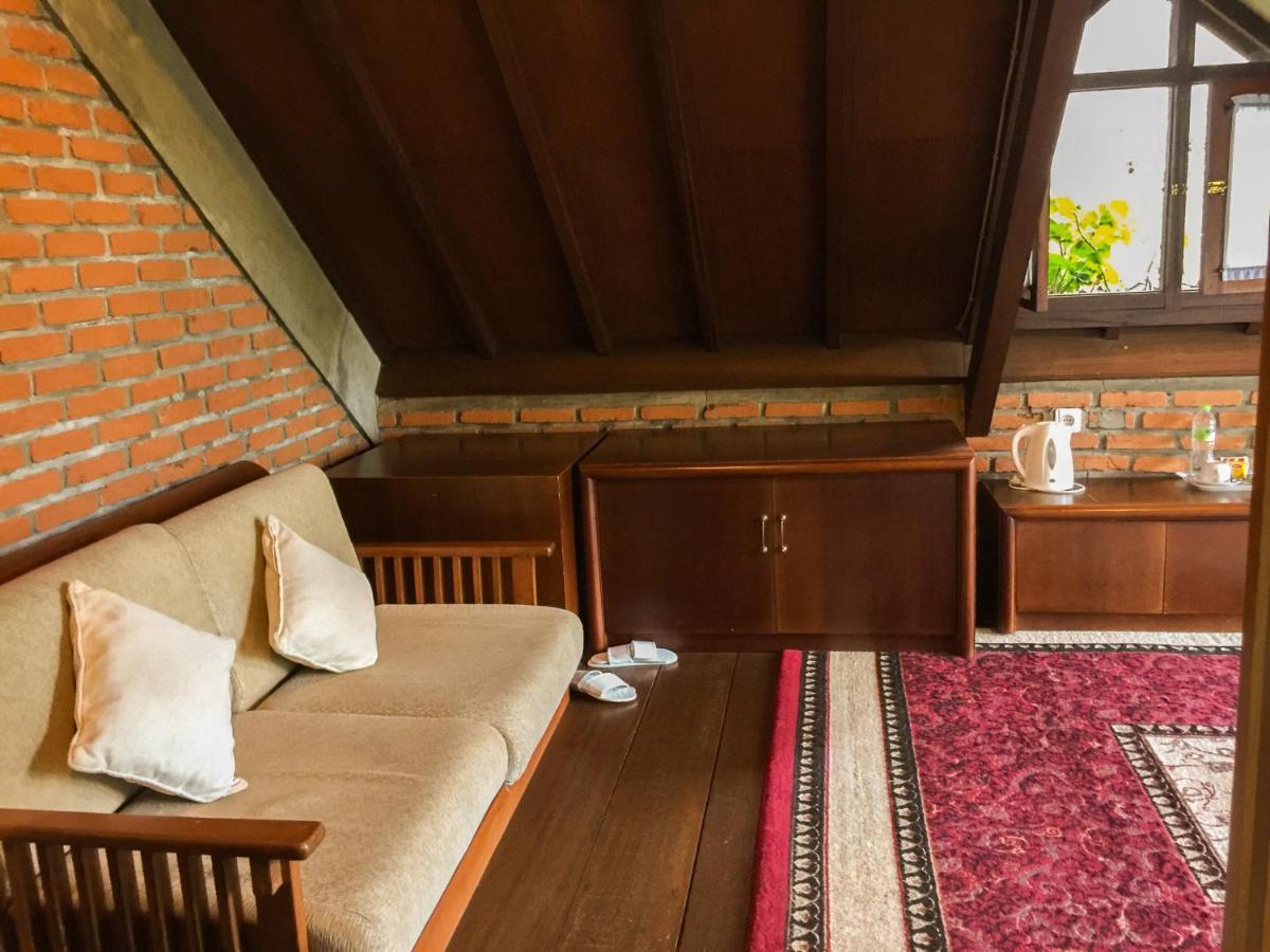 Rumah Stroberi Organic Farm & Family Lodge Lembang Exterior photo