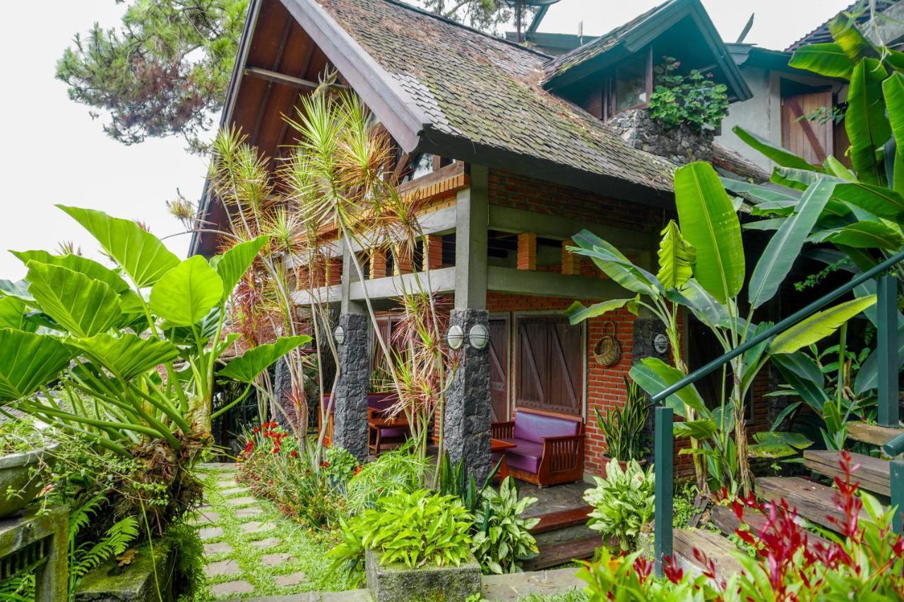 Rumah Stroberi Organic Farm & Family Lodge Lembang Exterior photo