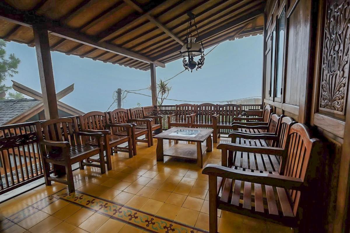 Rumah Stroberi Organic Farm & Family Lodge Lembang Exterior photo