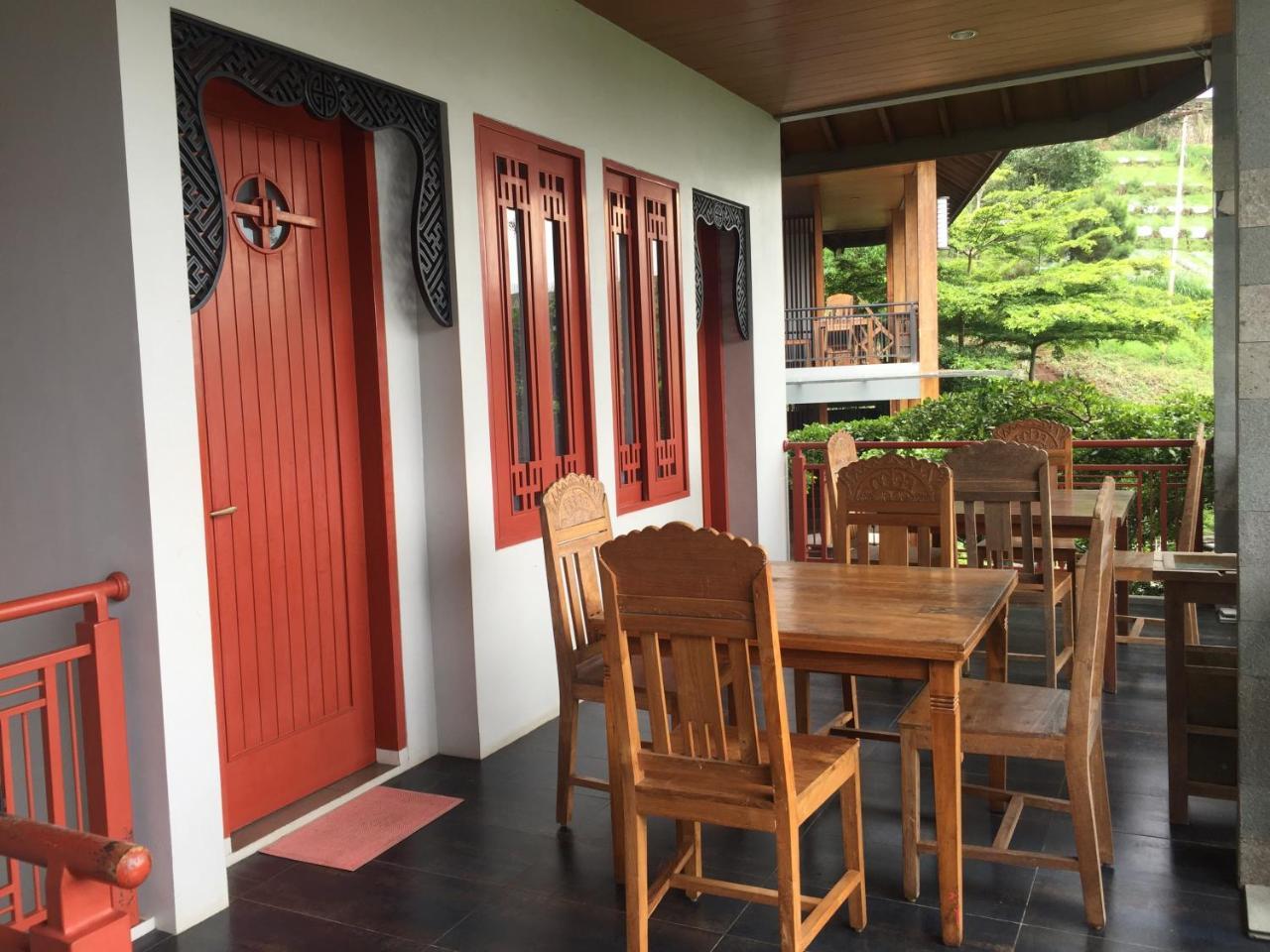 Rumah Stroberi Organic Farm & Family Lodge Lembang Exterior photo